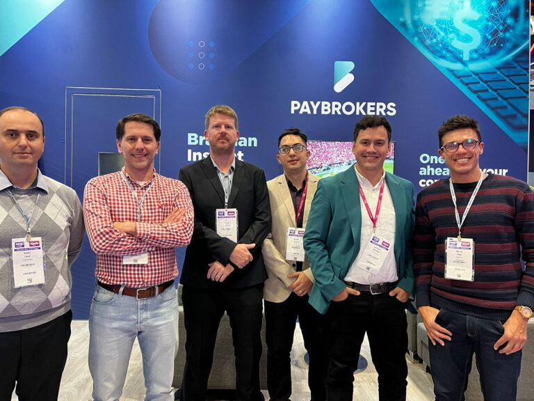 Equipe da PayBrokers no stand ICE LONDON (2023)