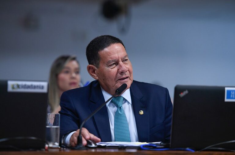 A Comissão de Comunicação e Direito Digital (CCDD) deu o sinal verde na quarta-feira (21) para o PL 3.403/2023, proposto pelo senador Eduardo Girão (Novo-CE), que veta transações online envolvendo jogos considerados ilegais no Brasil.