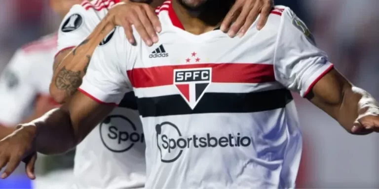 Camisa do São Paulo estampa duas Bets na Final da Super Copa