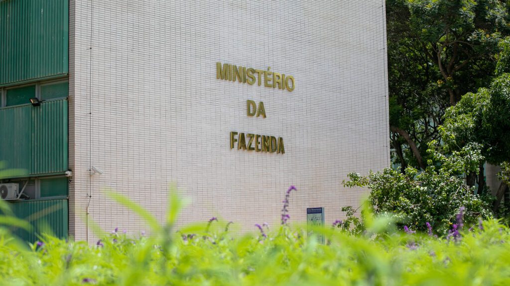 Ministério da Fazenda Regula Transferência de Dados e Recursos no Setor de Apostas